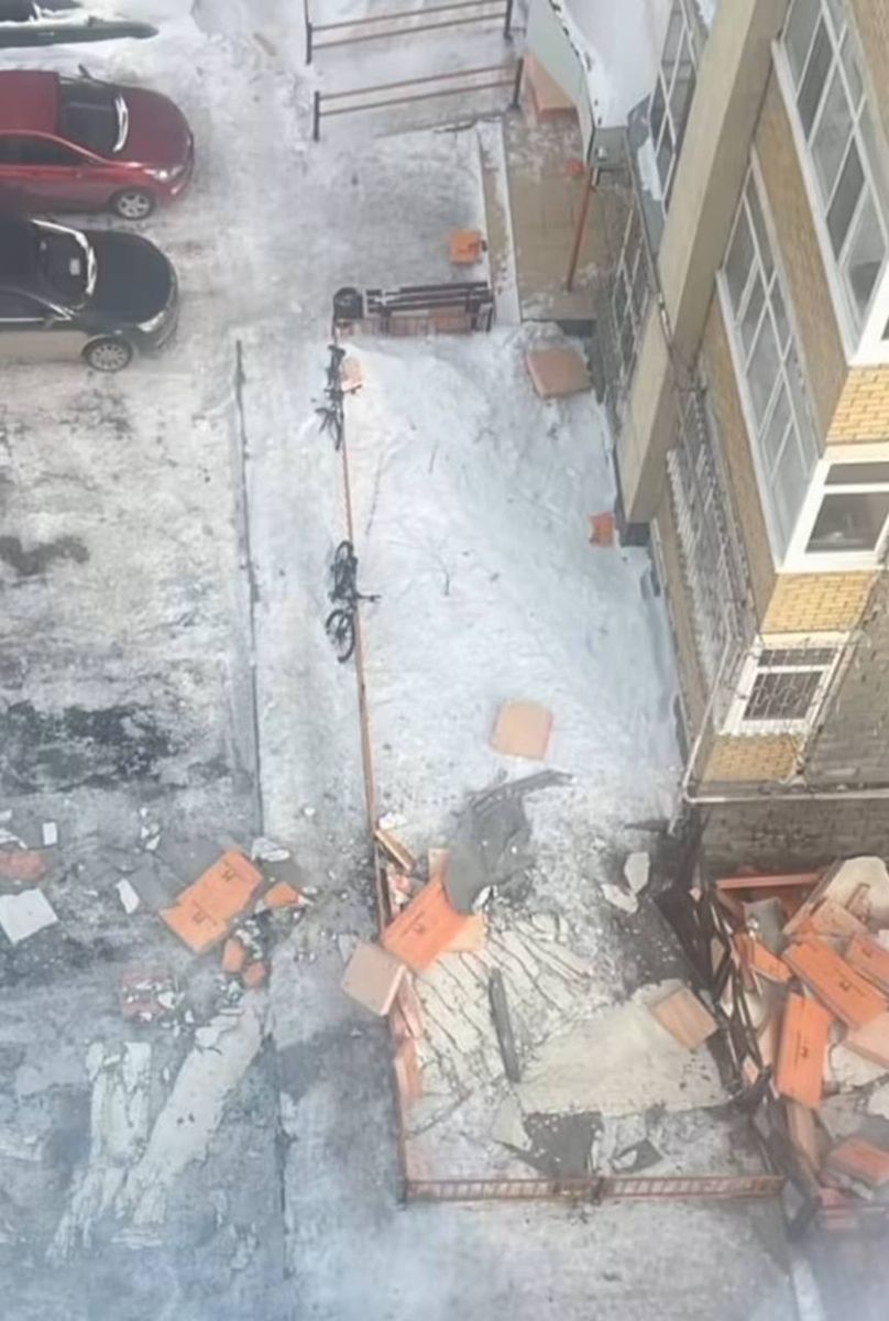 Фрагменты облицовки фасада упали во двор и к детской площадке