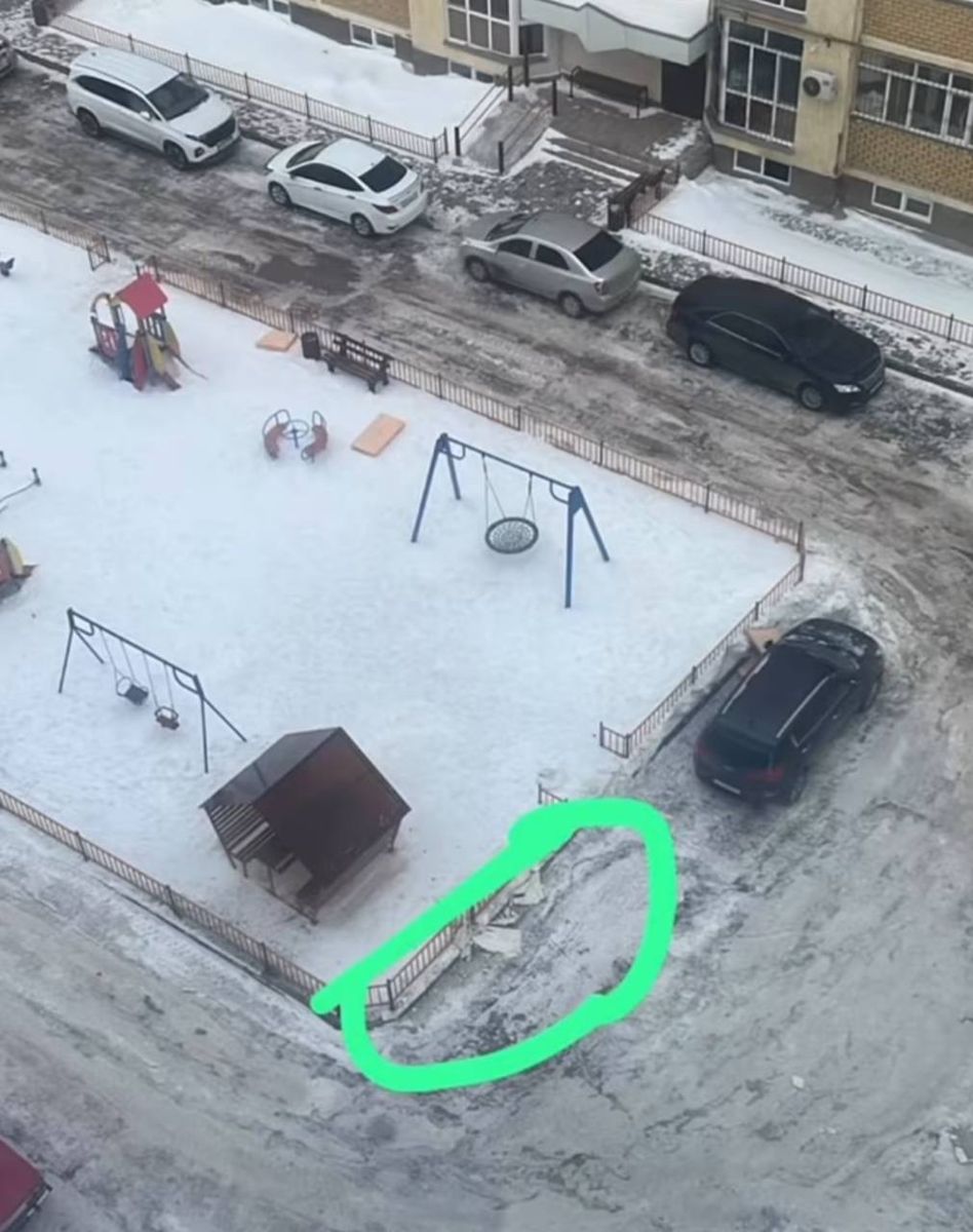 Фрагменты фасада упали во двор жилого комплекса