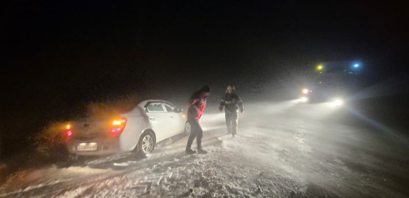 В Павлодарской области спасатели пешком вели машину через буран