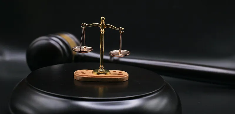 Весы и судебный молоток