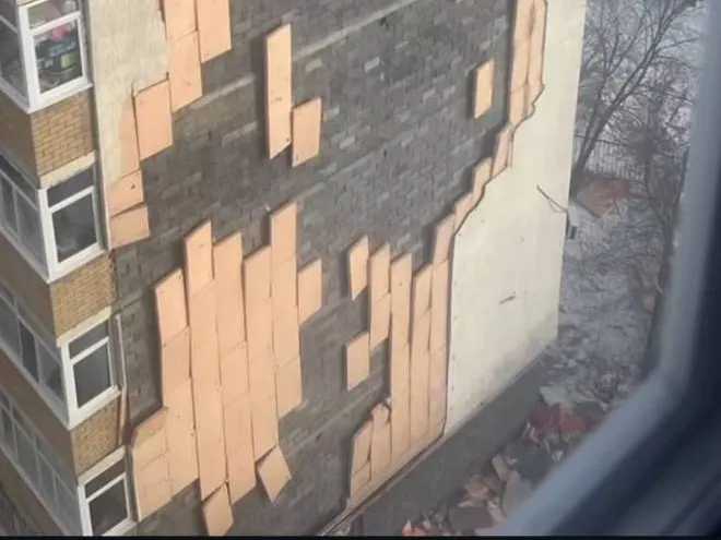 Вид стены с обрушившимся утеплителем