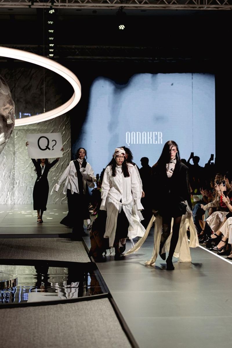 Модели на показе Visa Fashion Week Алматы