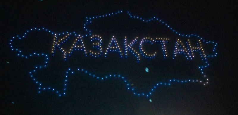 500 дронов осветили небо над Конаевом: карта Казахстана и поздравление с Наурызом