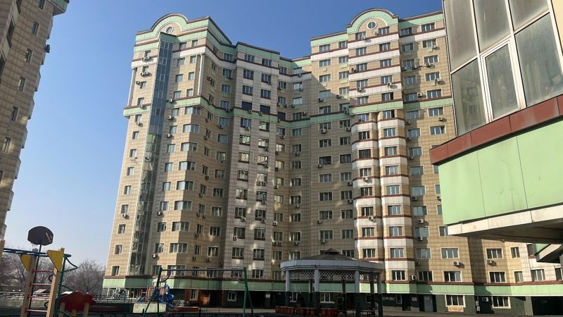 "Совесть надо иметь": внук Есенберлина стал героем скандала в престижном ЖК Алматы
