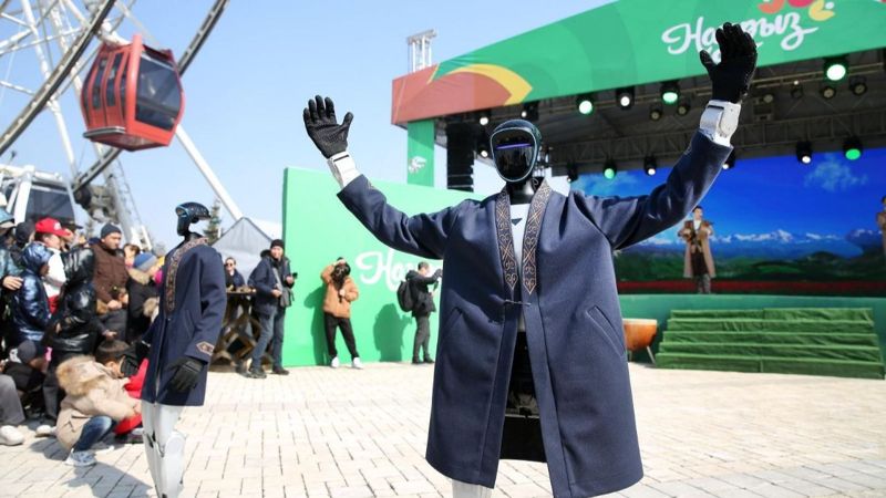 "Көктөбедегі Көрісу": алматинцев поздравили с Днём Көрісу звуковые дроны и роботы