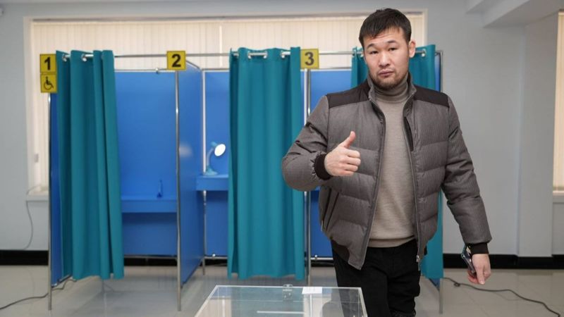 Шавкат Рахмонов проголосовал на референдуме в городе Конаев