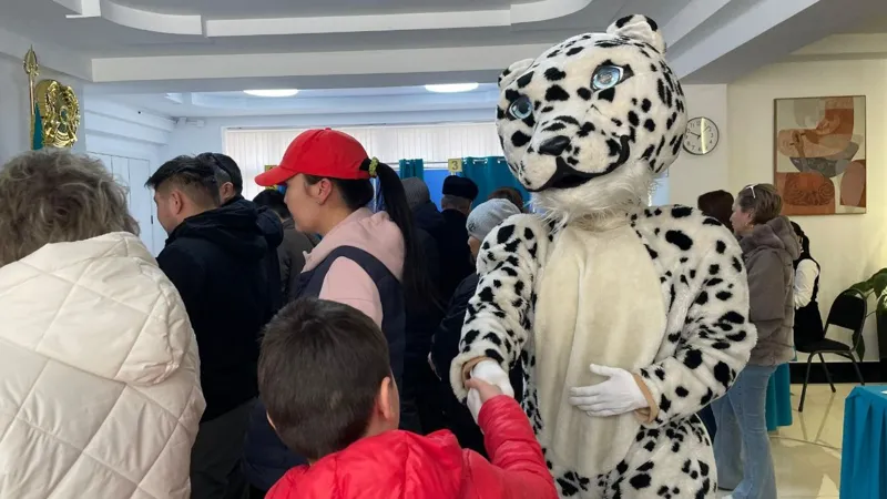 Человек в костюме снежного барса