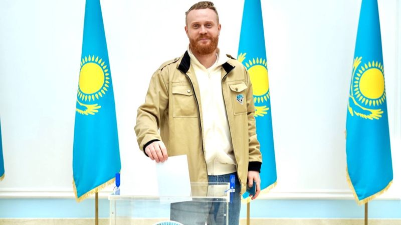 Стендап-комик Евгений Чебатков проголосовал на референдуме