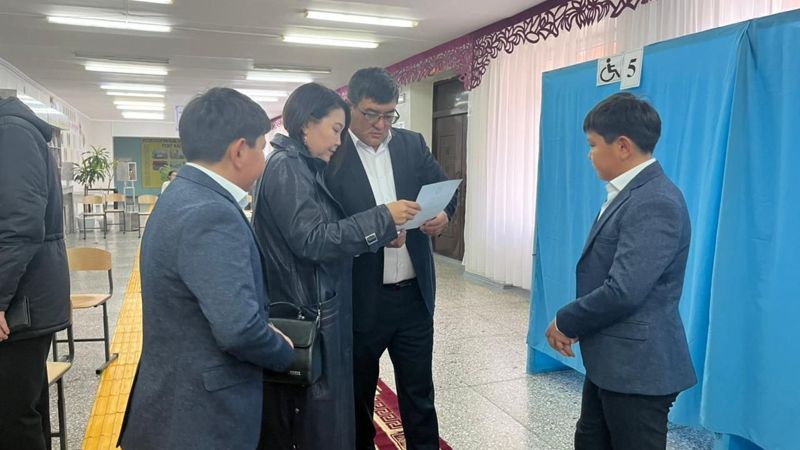 Родители Касыма и Жомарта проголосовали на референдуме