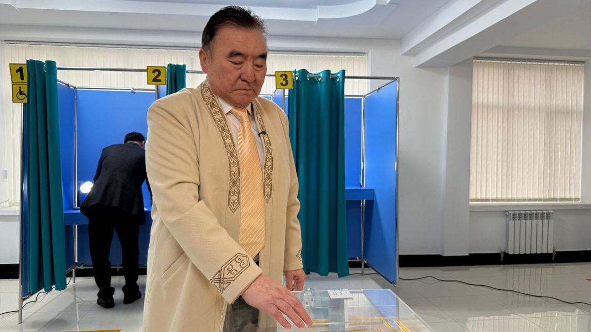 Люди голосуют на референдуме