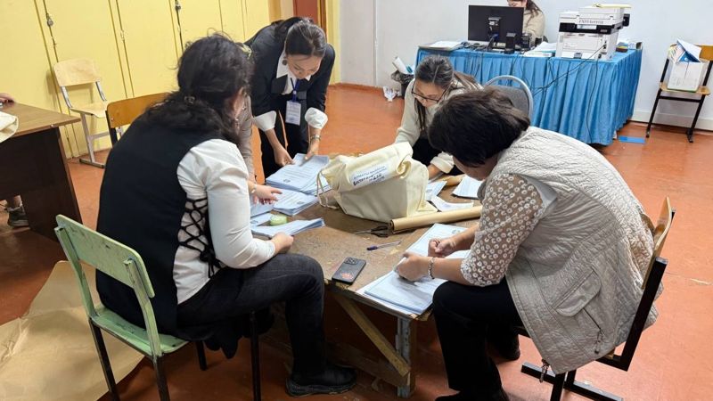 Первые протоколы в Алматы: ещё один участок закончил подсчёт голосов 