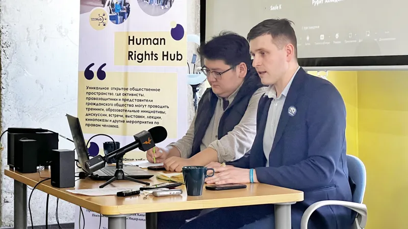 Роман Реймер на переднем плане