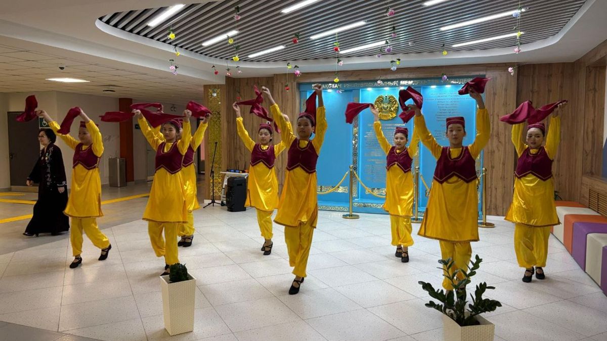 Танцевальные выступления девушек на одном из избирательных участков.