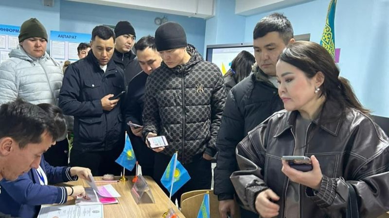 "Горожане идут голосовать": на избирательных участках Алматы выстроились очереди
