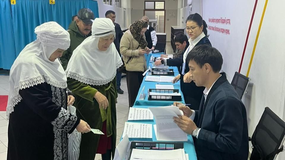 Люди на избирательном участке