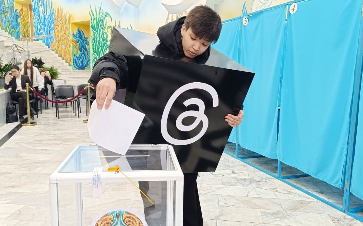 Парень на избирательном участке