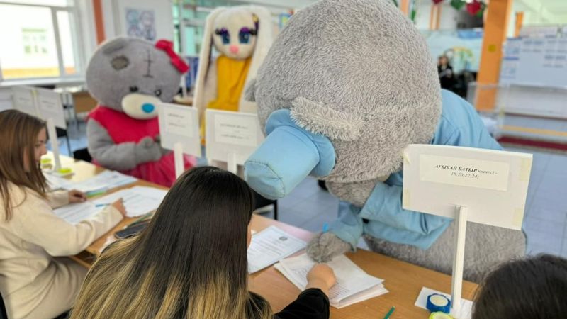 Жители Карагандинской области приходят голосовать в национальных костюмах