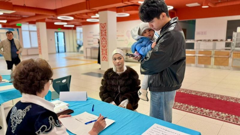 В Мангистау келин из Таиланда пришла на референдум вместе с семьёй