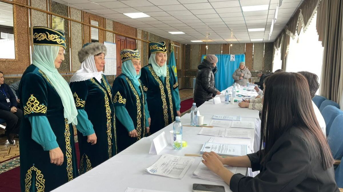 Женщины в национальной одежде