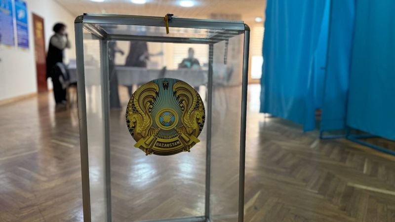 Нурсултан Назарбаев проголосовал на референдуме в "Астана Опера"