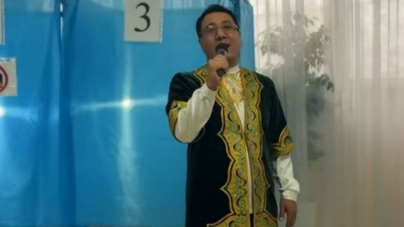 Мужчина в национальном наряде исполняет песню