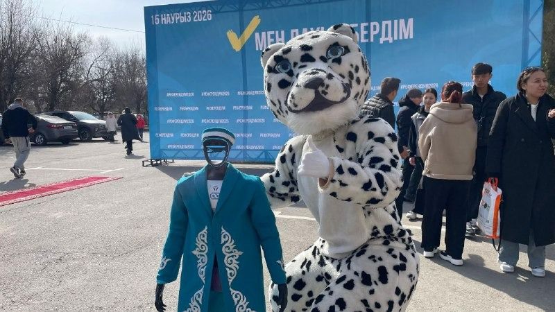 Человек в костюме снежного барса в Конаеве