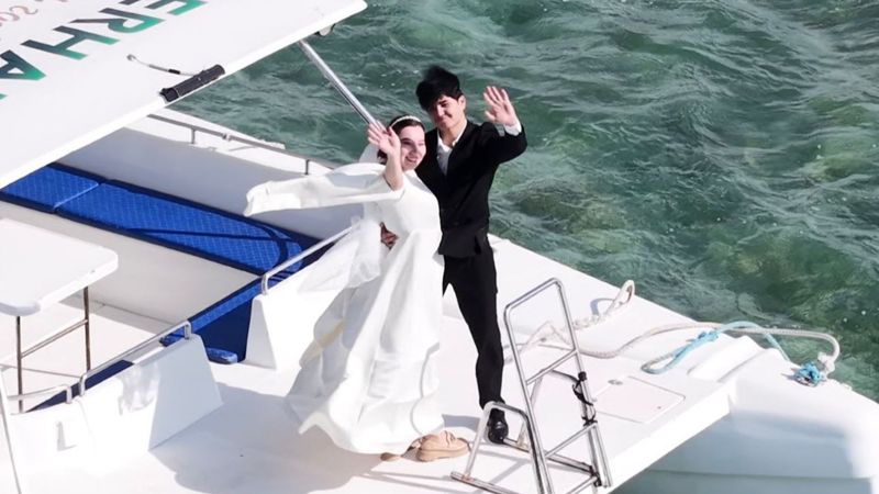 Человек в костюме Threads, молодожёны на катере и Леон с Матильдой: яркие образы казахстанцев на референдуме