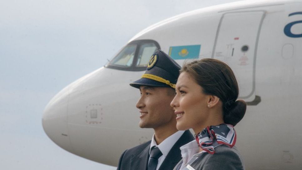 Пилот и бортпроводница на фоне самолёта