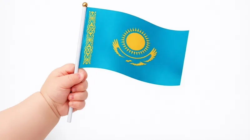 Младенец держит флаг Казахстана
