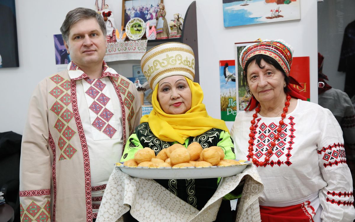 Дмитрий Останькович с членами культурного центра 