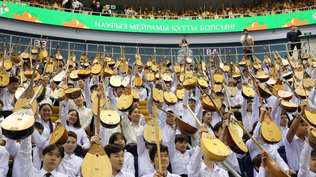 Флешмоб домбристов Almaty Arena