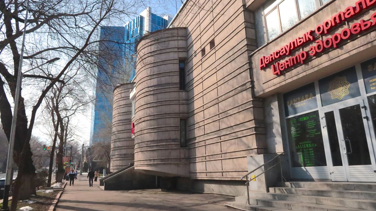 Вид на баню со стороны улицы Кунаева