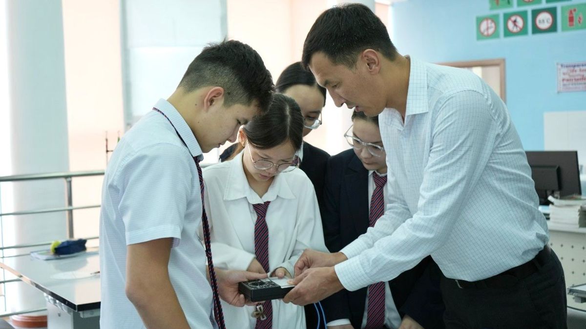 Мирлан Джусамбаев с учениками