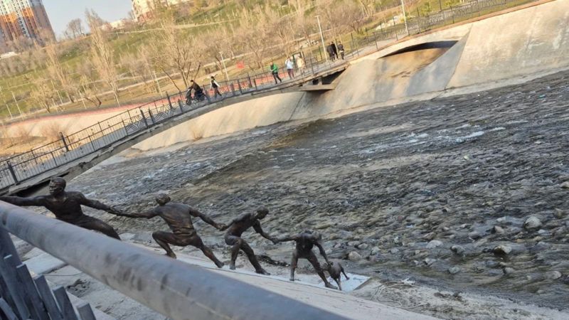 Облетевшую весь мир историю увековечили в бронзе в Алматы