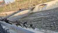 Облетевшую весь мир историю увековечили в бронзе в Алматы