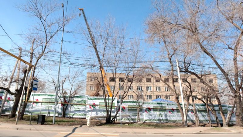 Работы по частичному сносу здания детского дома в Баганашыле начались в Алматы