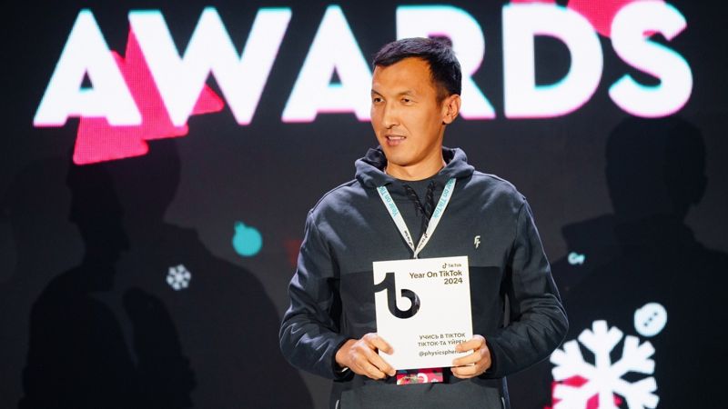 Учитель из Тараза стал блогером в  TikTok и показал, как на самом деле нужно обучать детей