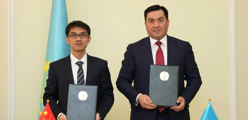 Министр энергетики Ерлан Аккенженов и генеральный директор ТОО "Актауская энергетическая компания" Гэ Личунь