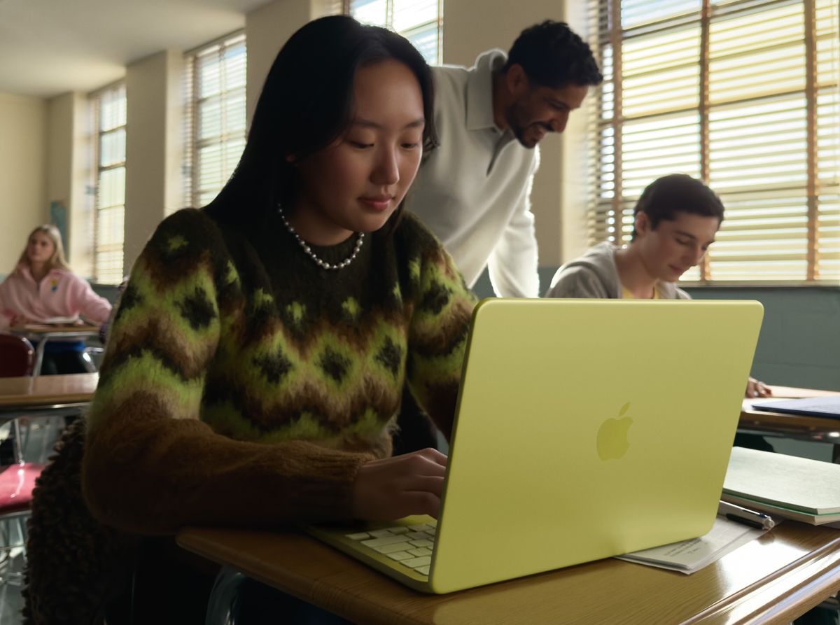 Девушка за MacBook