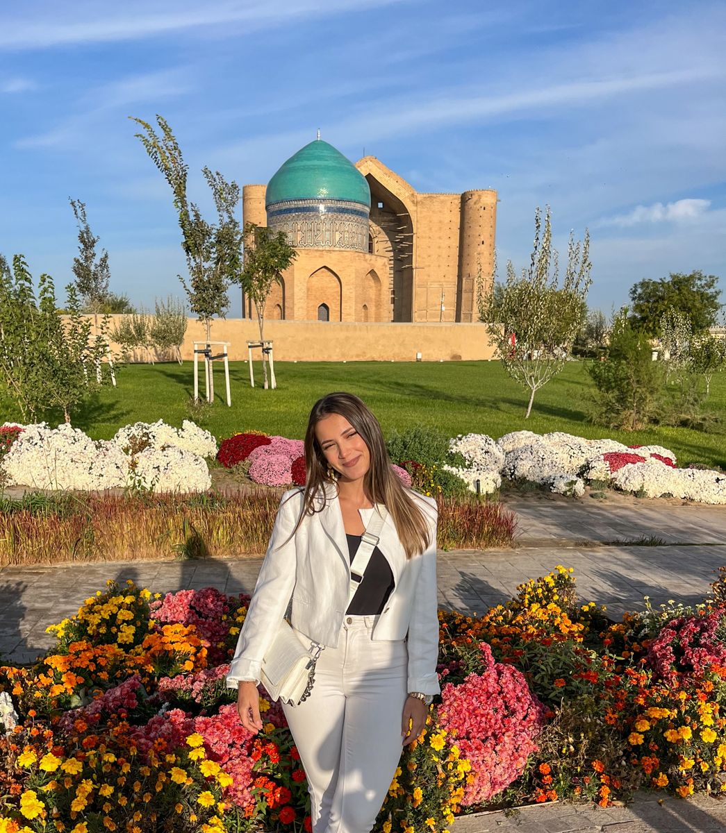 Лара Алейшо на фоне мавзолея Ходжи Ахмеда Яссауи