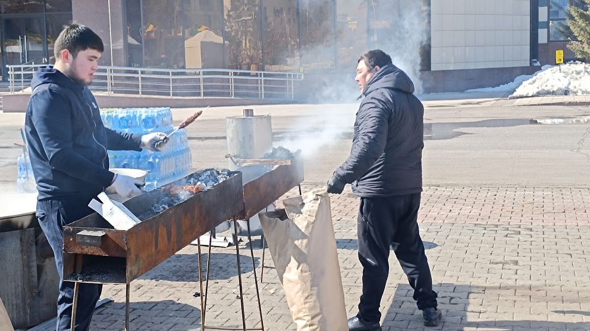 Жарятся шашлыки 
