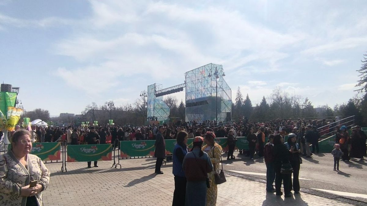 Сцена на площади 