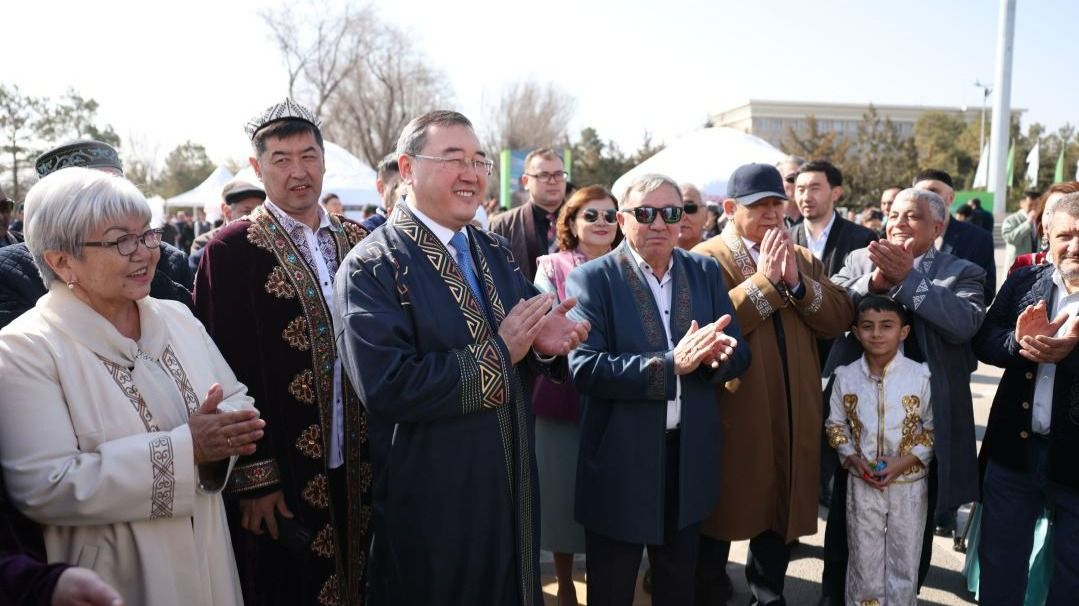 Марат Султангазиев и жители Конаева