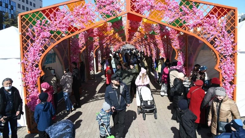 Роботы, борьба и "Сарыарқа әже": как проходит главное гуляние на городской площади Астаны
