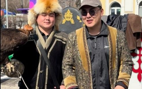 Парни с беркутом и тазы