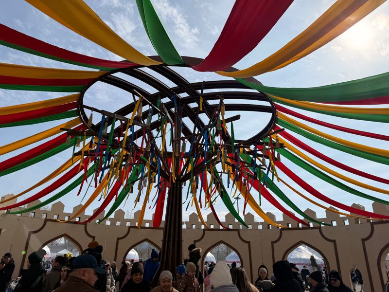 Робот и цветущие бараны: как в Астане празднуют Наурыз