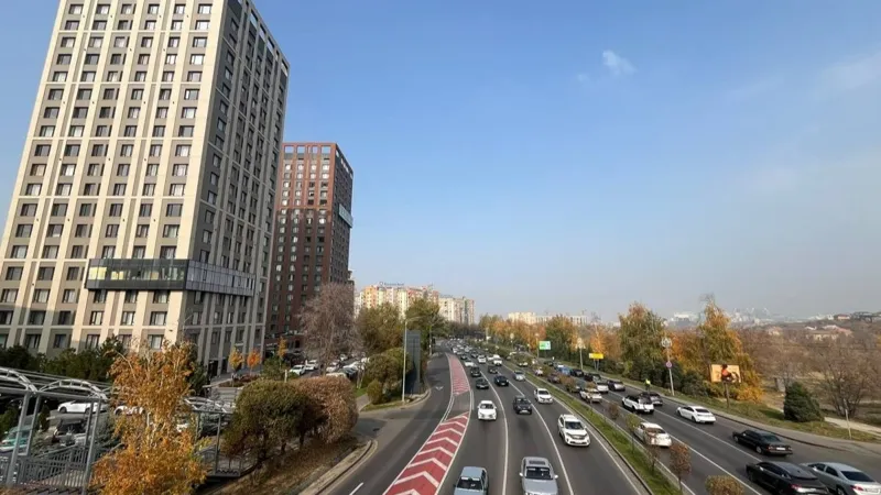 Проспект Аль-Фараби в Алматы загружен даже не в часы-пик