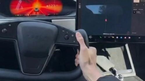 Грубые нарушения ПДД на Tesla Model S Plaid сняли на видео в Алматы