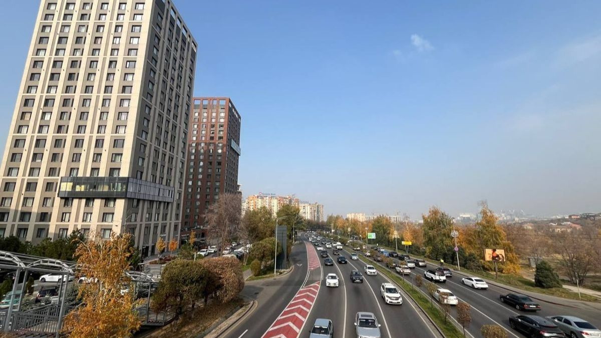 Проспект Аль-Фараби в Алматы загружен даже не в часы пик