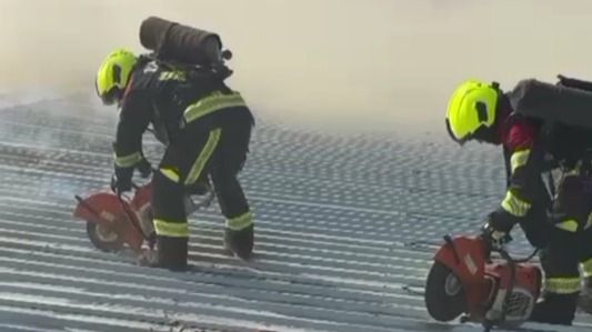 Пожар в районе барахолки в Алматы тушили 60 человек